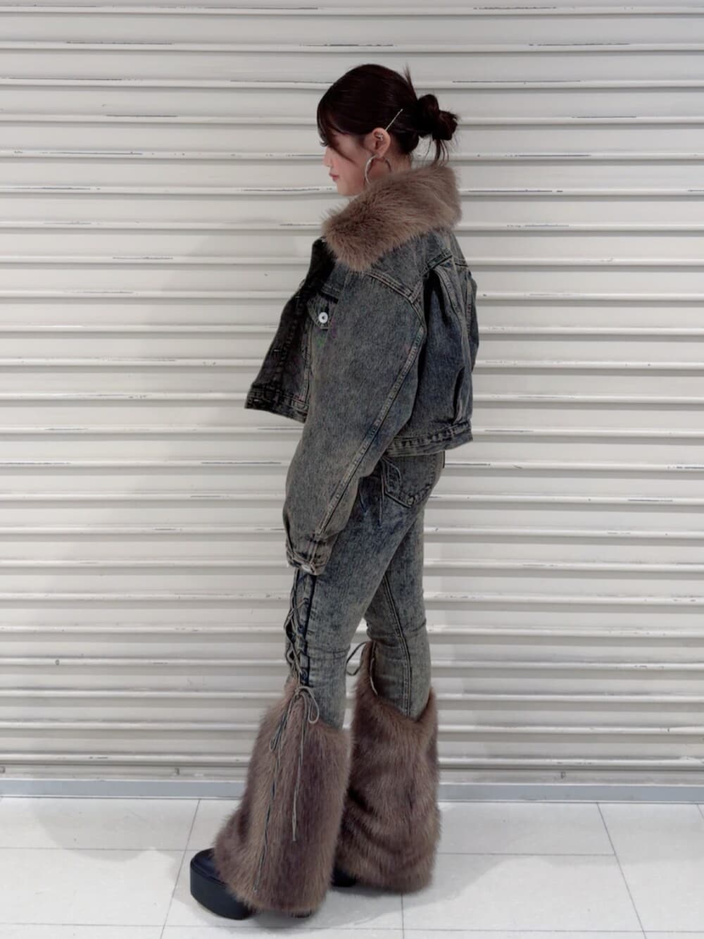 ブラック系のブーツ、ホワイト系のTシャツ/カットソー、ブルー系のデニムジャケットを着用したレディースの秋コーディネートの3枚目の写真