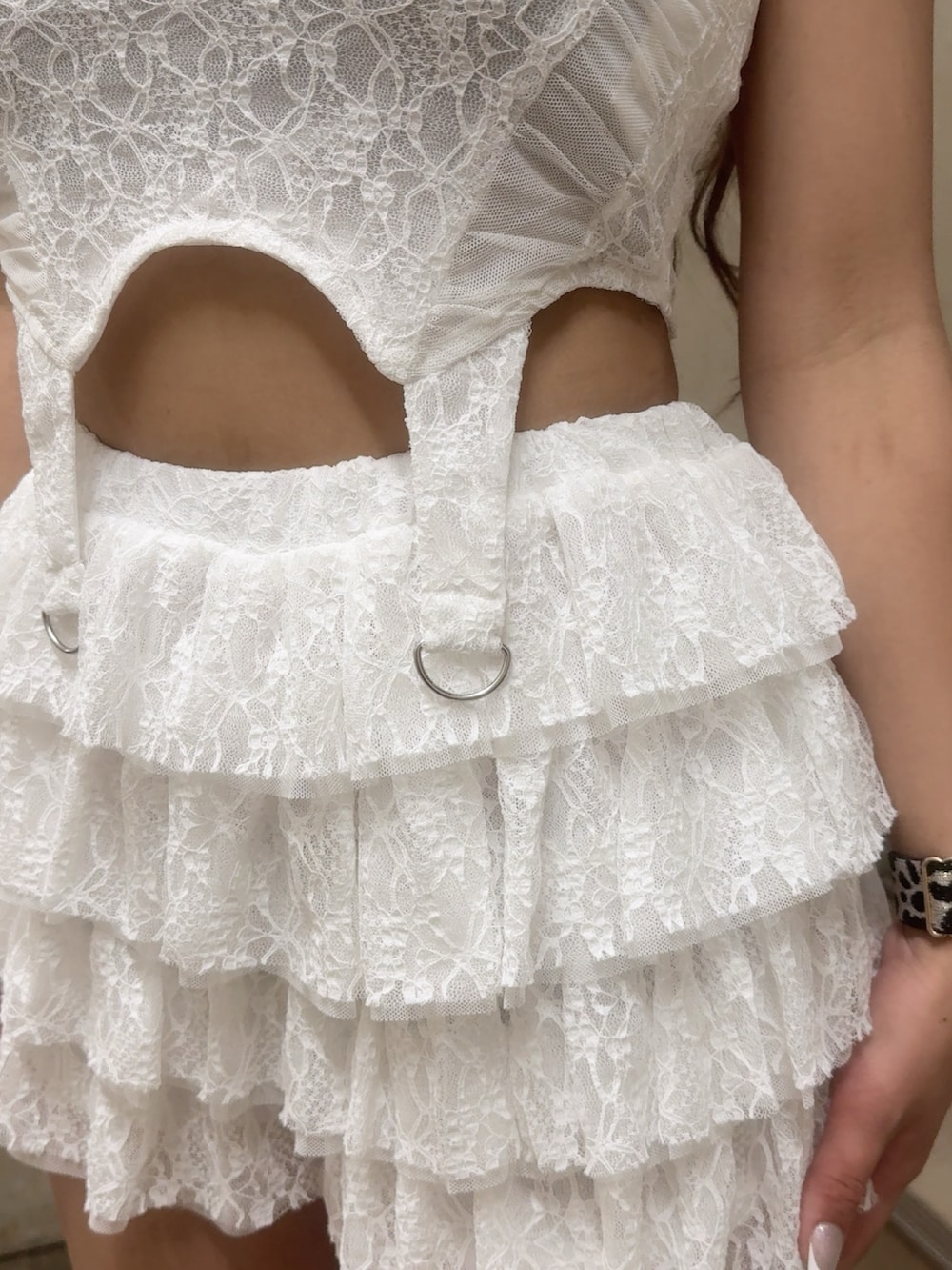 ホワイト系のタンクトップ、ホワイト系のその他パンツ、その他のサンダルを着用したレディースの夏コーディネートの4枚目の写真