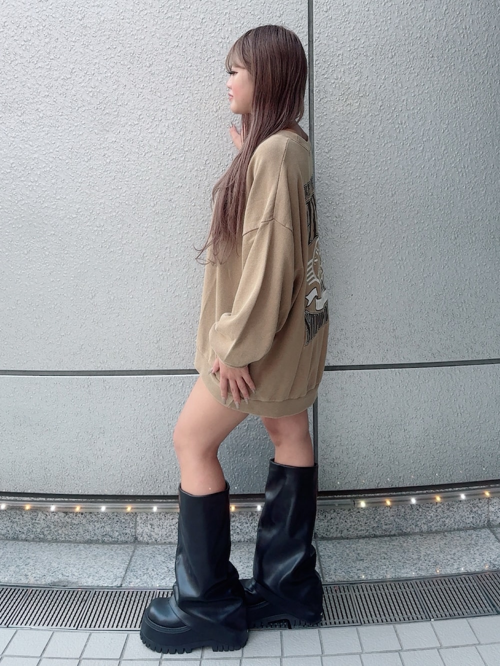 イエロー系のスウェット、ブラック系のその他パンツ、ブラック系のブーツを着用したレディースの夏コーディネートの2枚目の写真