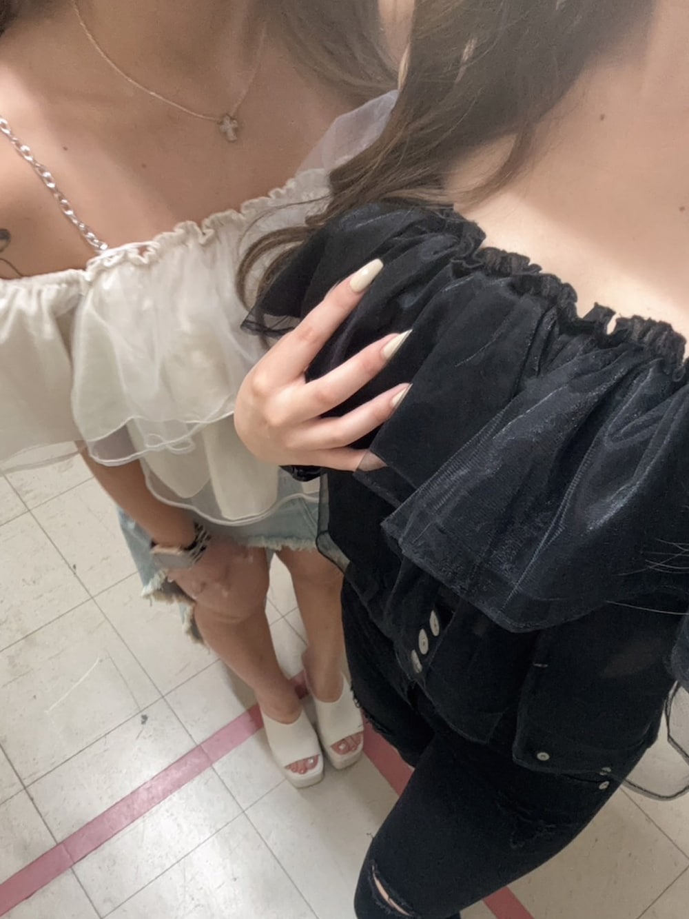ベージュ系のシャツ/ブラウス、ブルー系のデニムスカート、ホワイト系のサンダルを着用したレディースの夏コーディネートの4枚目の写真