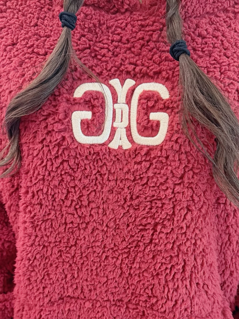 レッド系のパーカー、ホワイト系のブーツ、その他のデニムスカートを着用したレディースの秋コーディネートの4枚目の写真