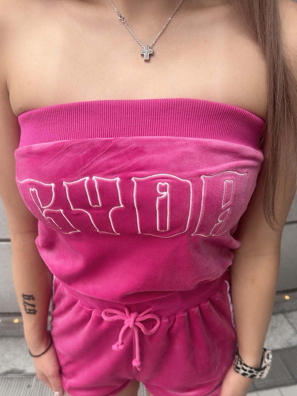 ピンク系のワンピース、ホワイト系のサンダル、ブラック系のブラジャーを着用したレディースの夏コーディネートの4枚目の写真