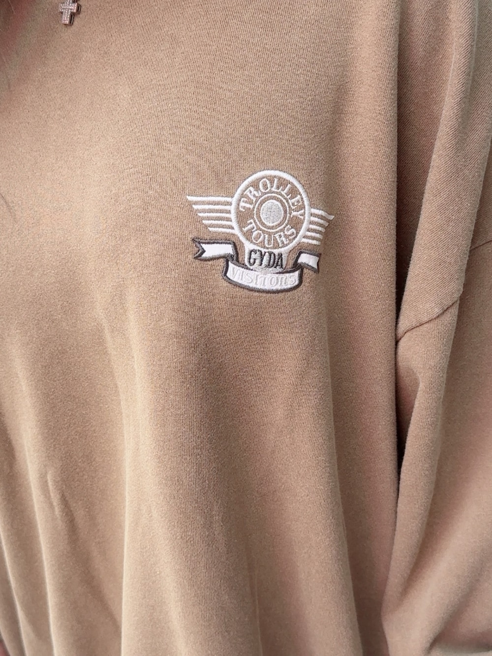 イエロー系のスウェット、ブラック系のその他パンツ、ブラック系のブーツを着用したレディースの夏コーディネートの4枚目の写真