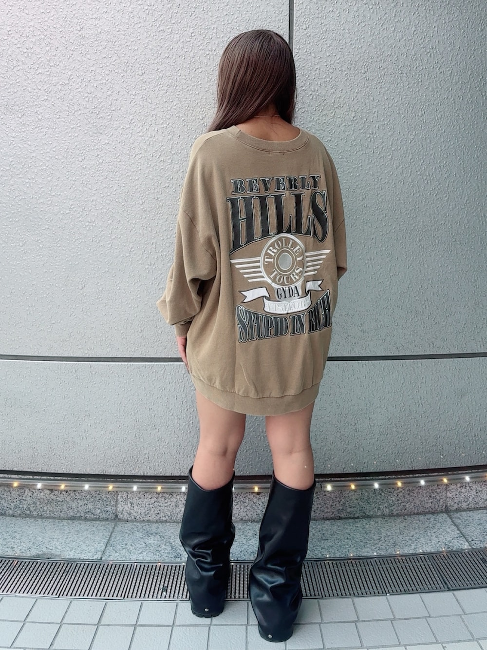 イエロー系のスウェット、ブラック系のその他パンツ、ブラック系のブーツを着用したレディースの夏コーディネートの3枚目の写真