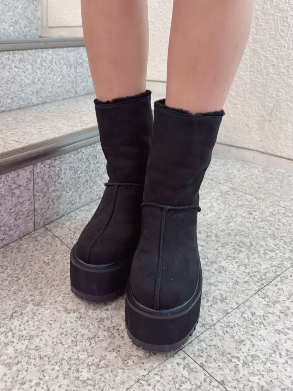 ブラック系のブーツ、ブラック系のTシャツ/カットソー、ブラック系のその他パンツを着用したレディースの秋コーディネートの5枚目の写真