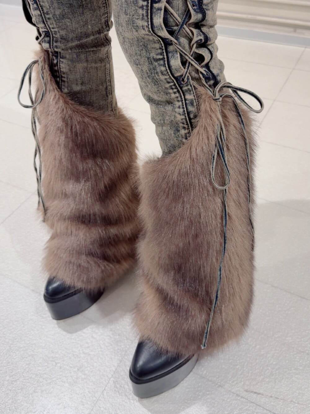 ブラック系のブーツ、ホワイト系のTシャツ/カットソー、ブルー系のデニムジャケットを着用したレディースの秋コーディネートの5枚目の写真