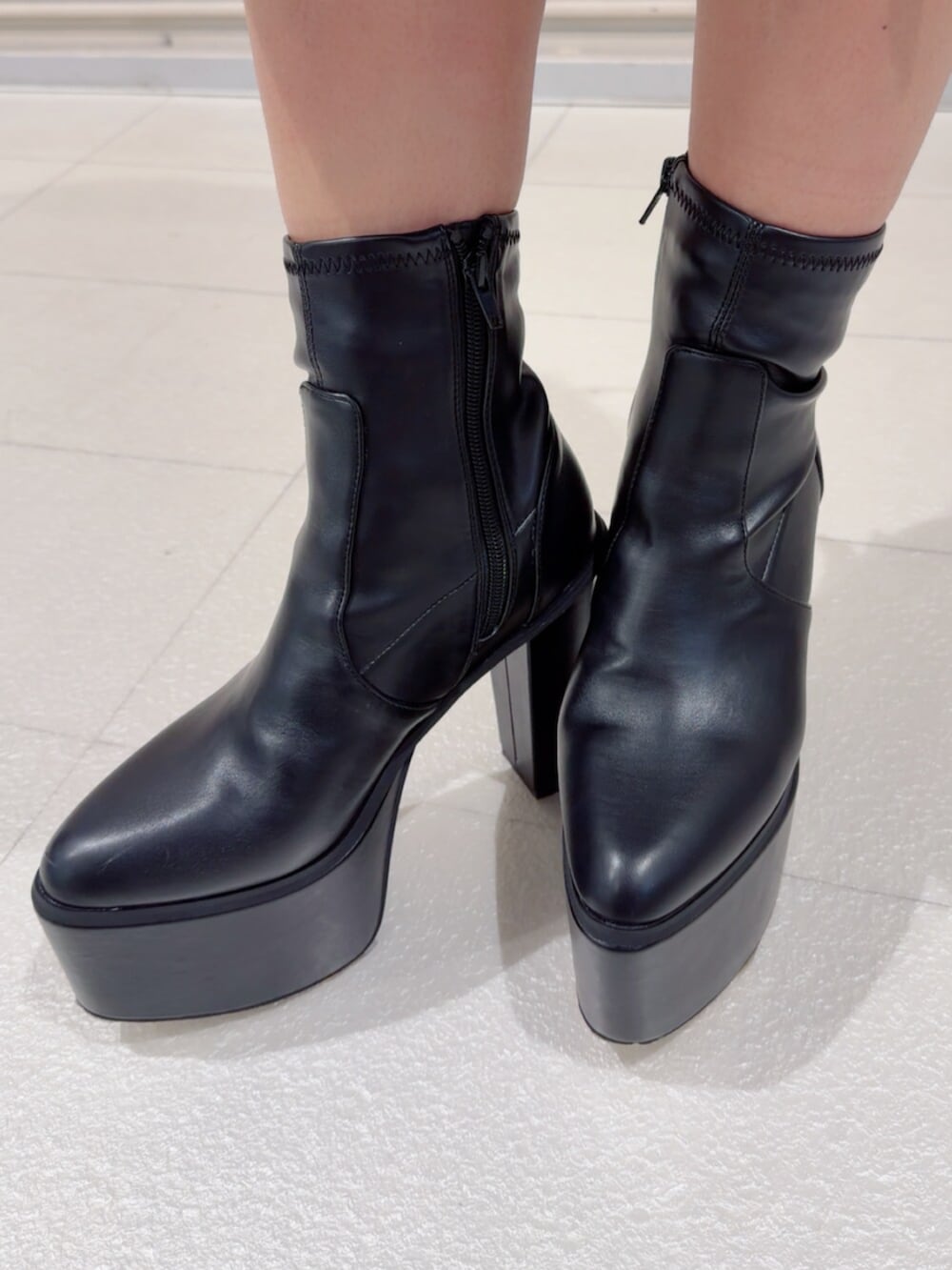 ブラック系のブーツ、ホワイト系のTシャツ/カットソー、ブルー系のデニムジャケットを着用したレディースの秋コーディネートの6枚目の写真