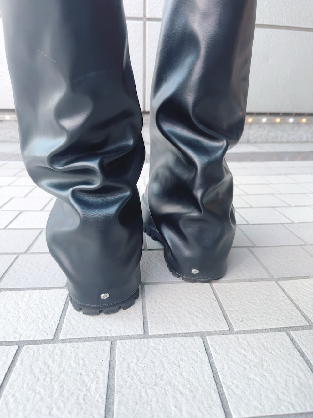 ピンク系のデニムジャケット、ブラック系のキャミソール、ピンク系のデニムスカートを着用したレディースの夏コーディネートの4枚目の写真