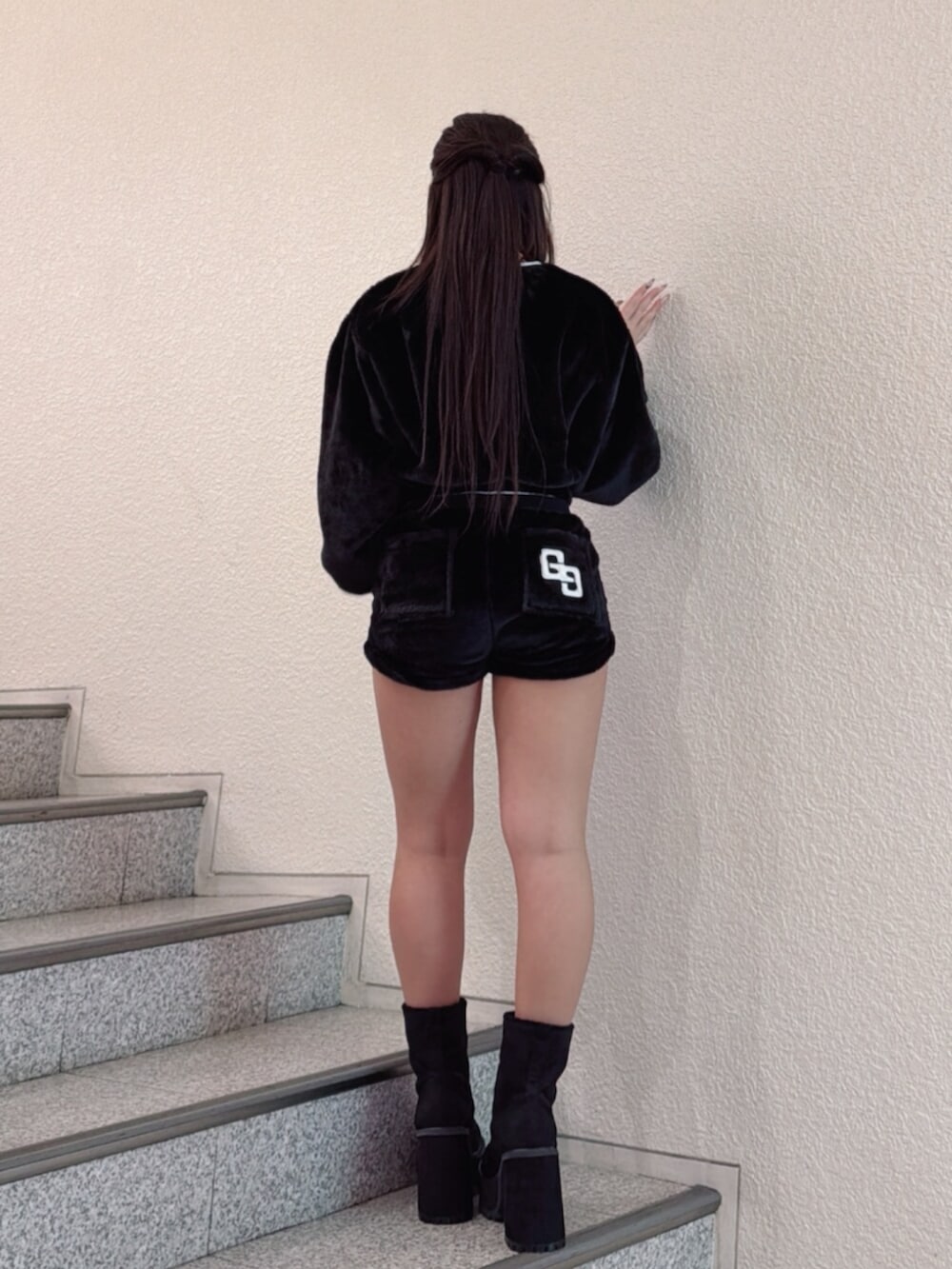 ブラック系のブーツ、ブラック系のTシャツ/カットソー、ブラック系のその他パンツを着用したレディースの秋コーディネートの3枚目の写真