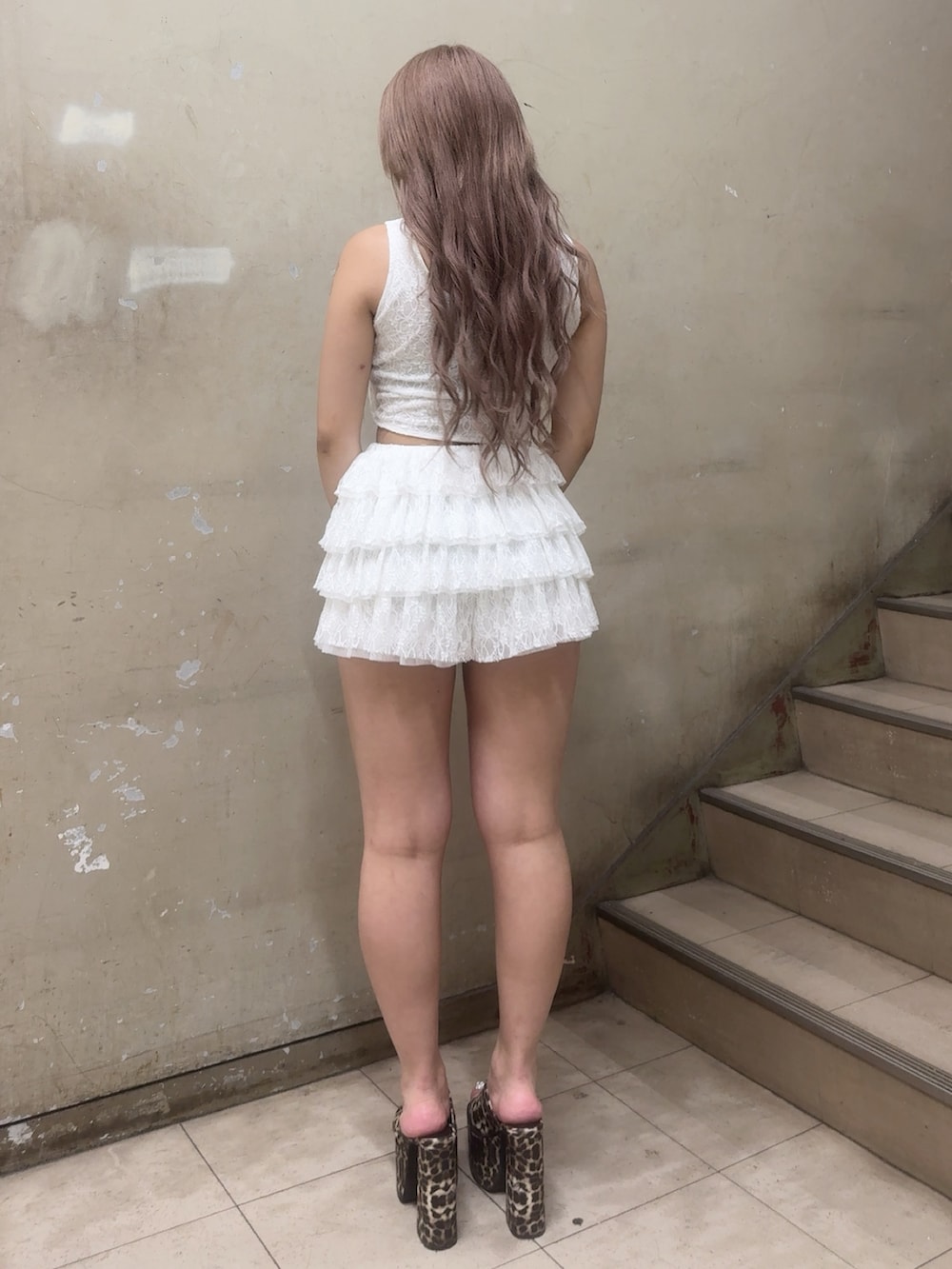 ホワイト系のタンクトップ、ホワイト系のその他パンツ、その他のサンダルを着用したレディースの夏コーディネートの3枚目の写真