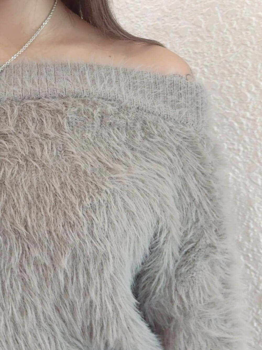 ベージュ系のワンピース、ブラック系のブーツ、ブラック系のブラジャーを着用したレディースの秋コーディネートの4枚目の写真