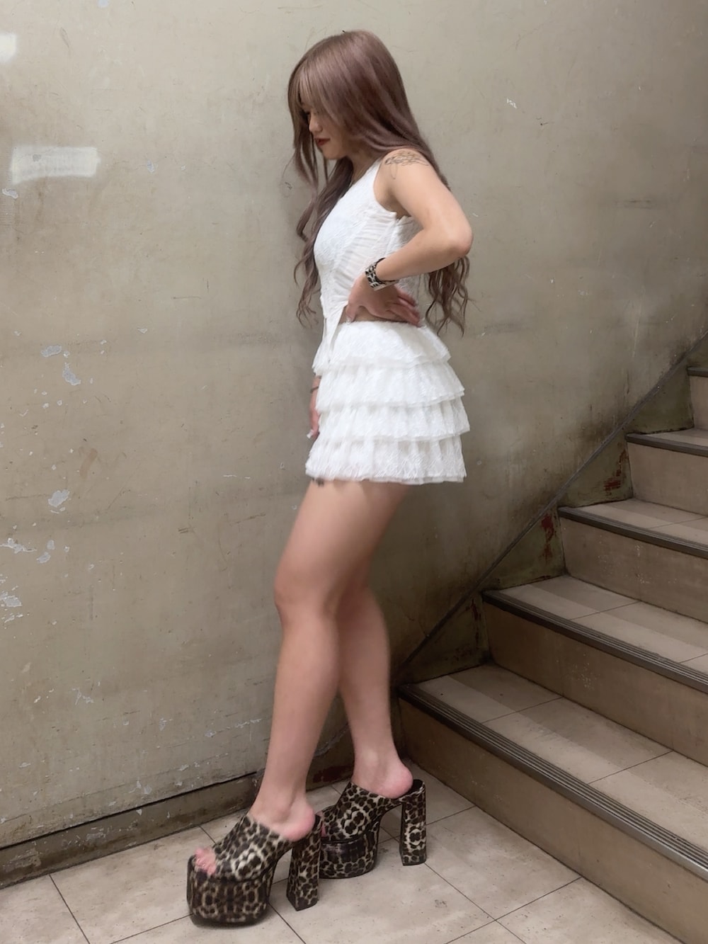 ホワイト系のタンクトップ、ホワイト系のその他パンツ、その他のサンダルを着用したレディースの夏コーディネートの2枚目の写真