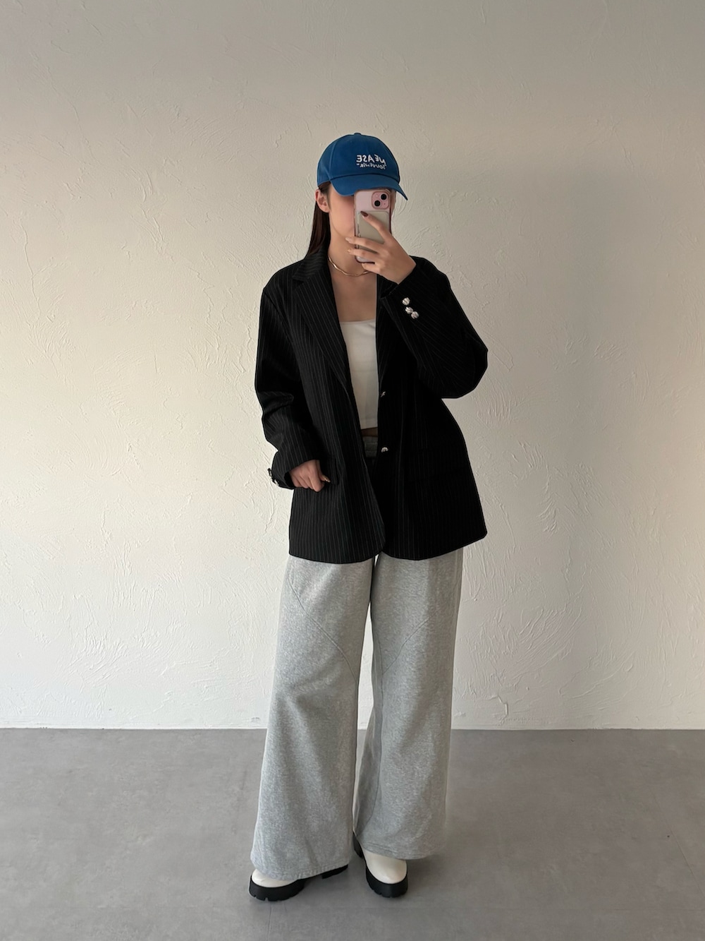 ブラック系のテーラードジャケットを着用したレディースの秋コーディネートの2枚目の写真