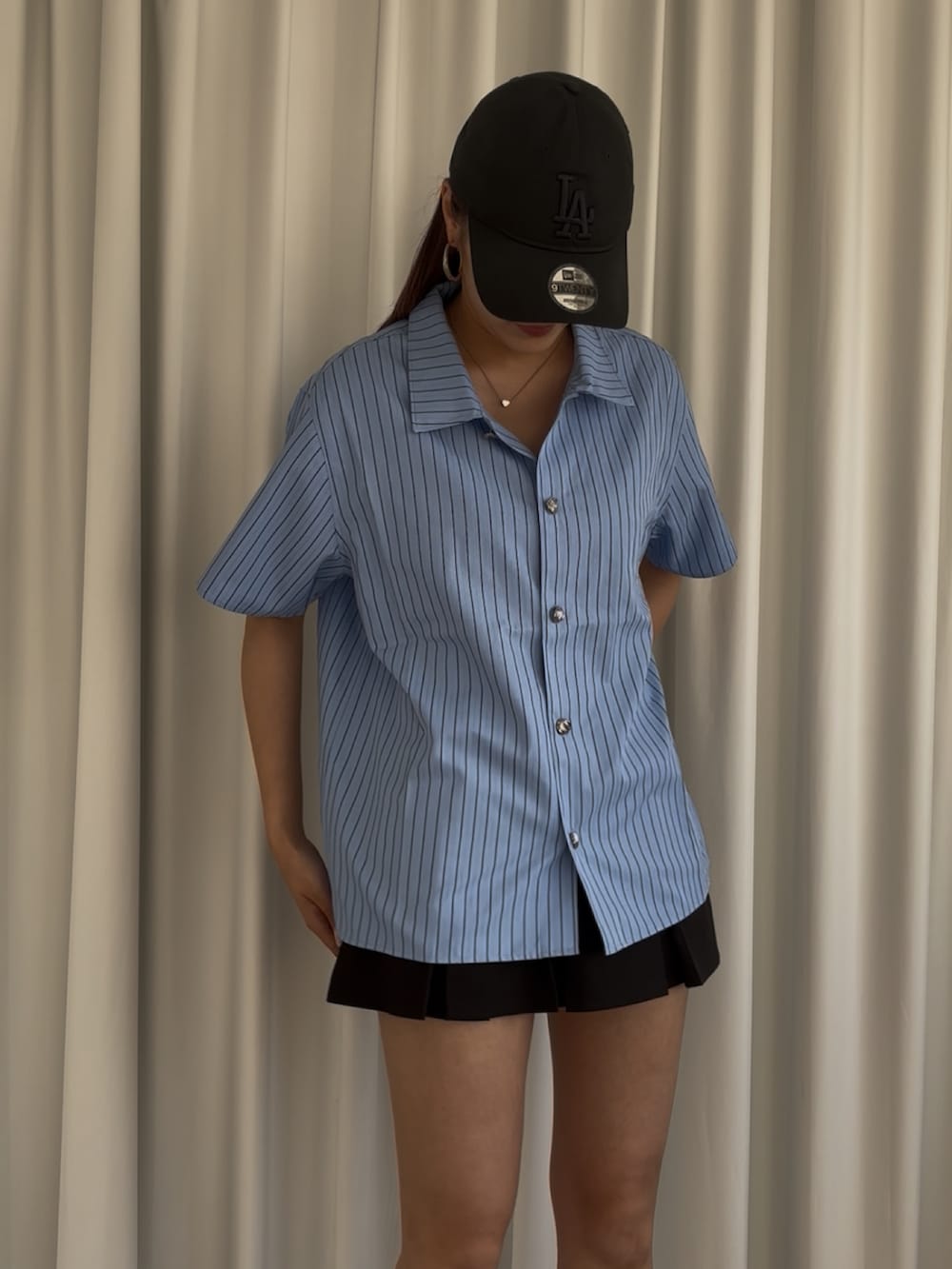 イエロー系のシャツ/ブラウスを着用したレディースの春コーディネートの2枚目の写真