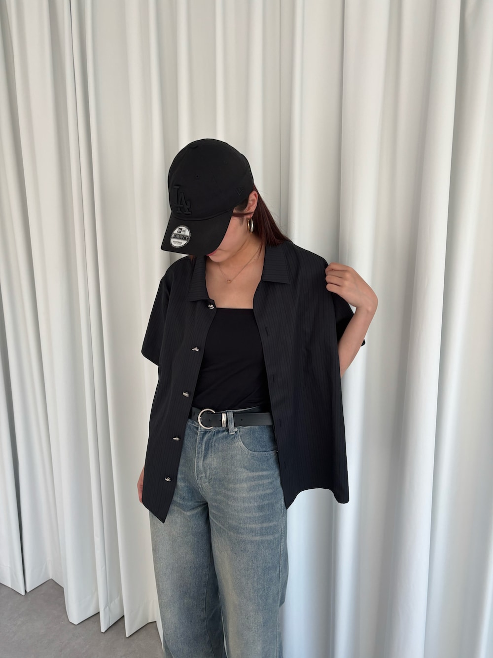 イエロー系のシャツ/ブラウスを着用したレディースの春コーディネートの4枚目の写真