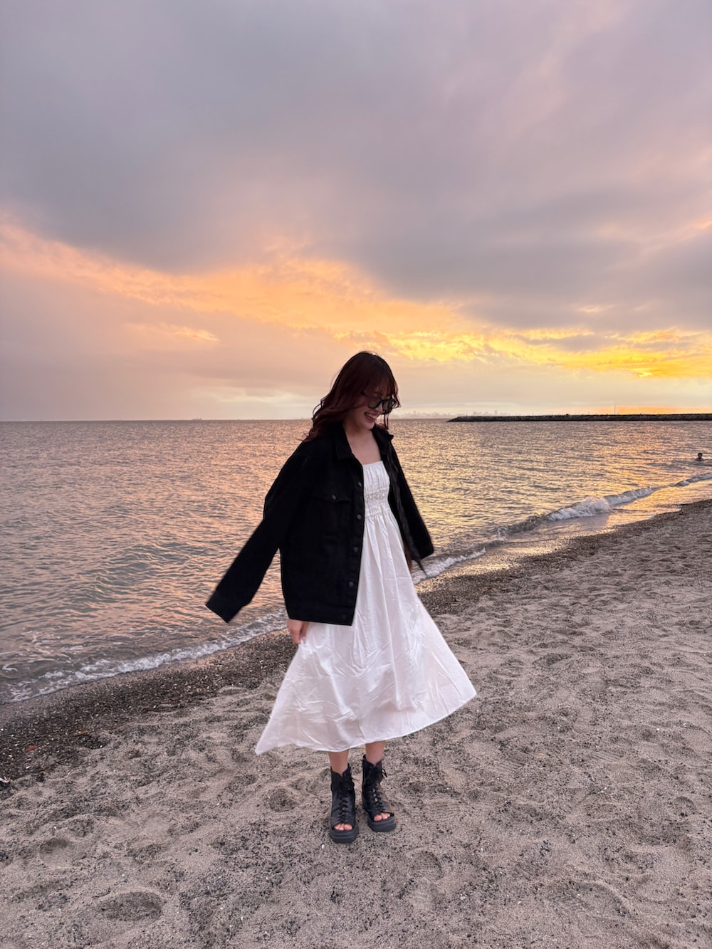 「MOUSSYのCOTTON GATHER キャミドレス（ワンピース、ホワイト系）」を使った、CHIHAさん（レディース・170cm）の夏コーディネートの2枚目の写真