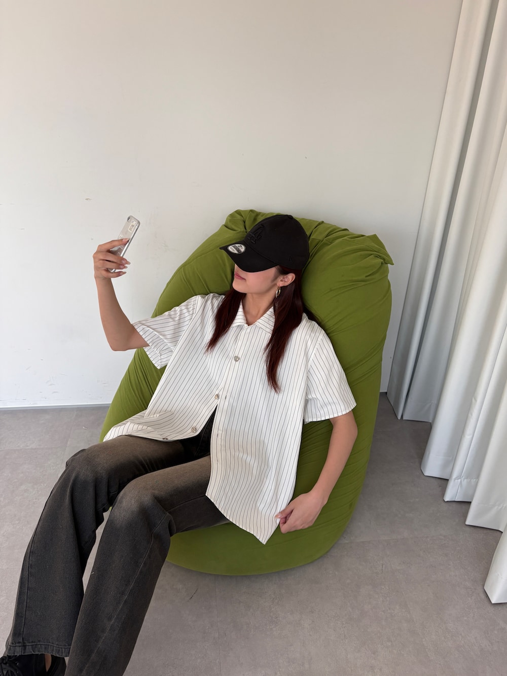 イエロー系のシャツ/ブラウスを着用したレディースの春コーディネートの3枚目の写真