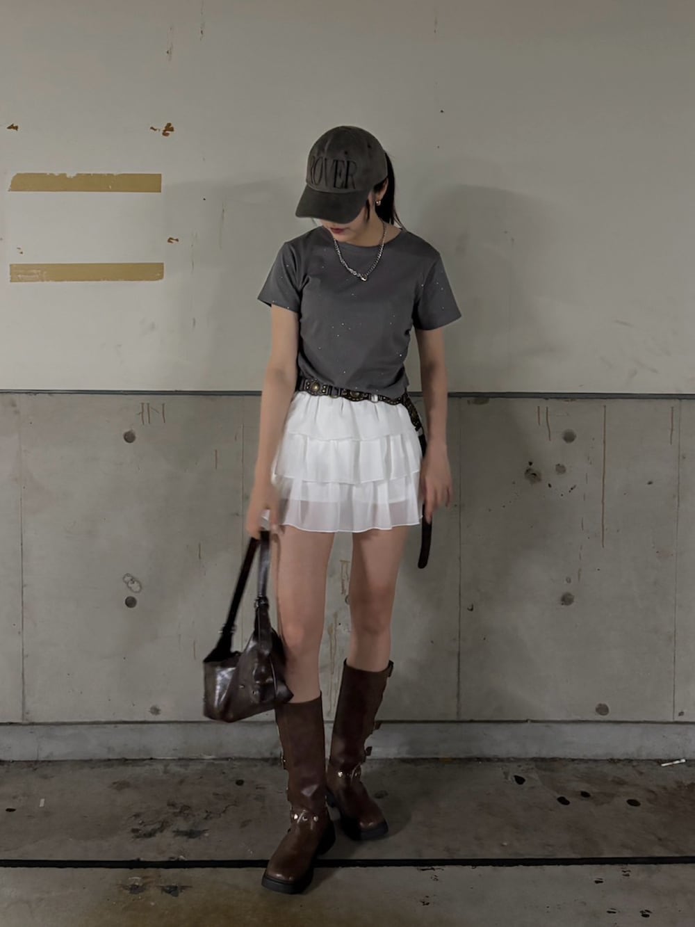 グレー系のTシャツ/カットソー、ホワイト系のスカートを着用したレディースの春コーディネートの2枚目の写真