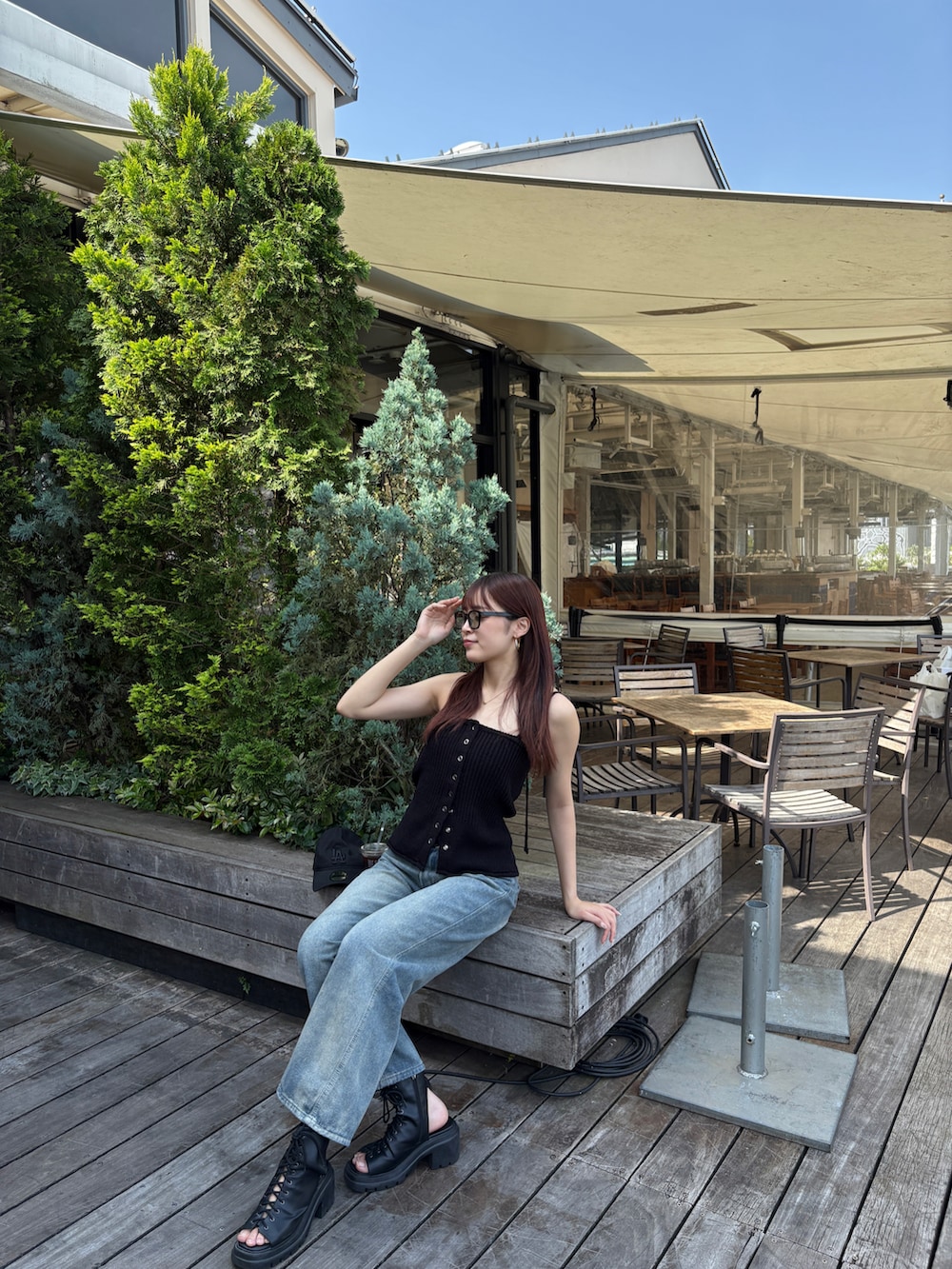 ブラック系のキャミソールを着用したレディースの春コーディネートの2枚目の写真