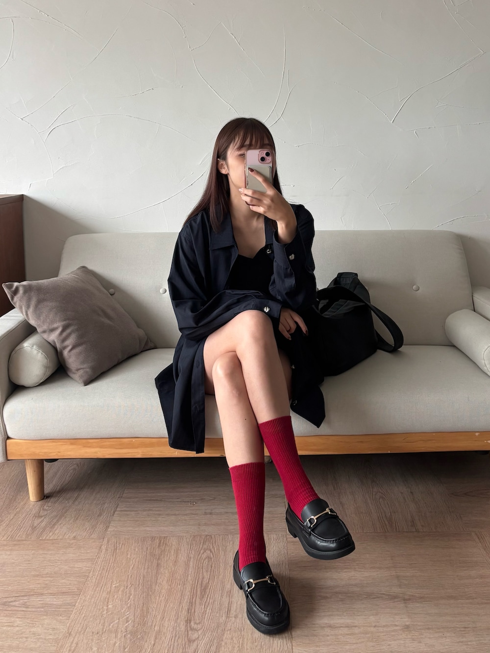 ブルー系のシャツ/ブラウスを着用したレディースの秋コーディネートの2枚目の写真