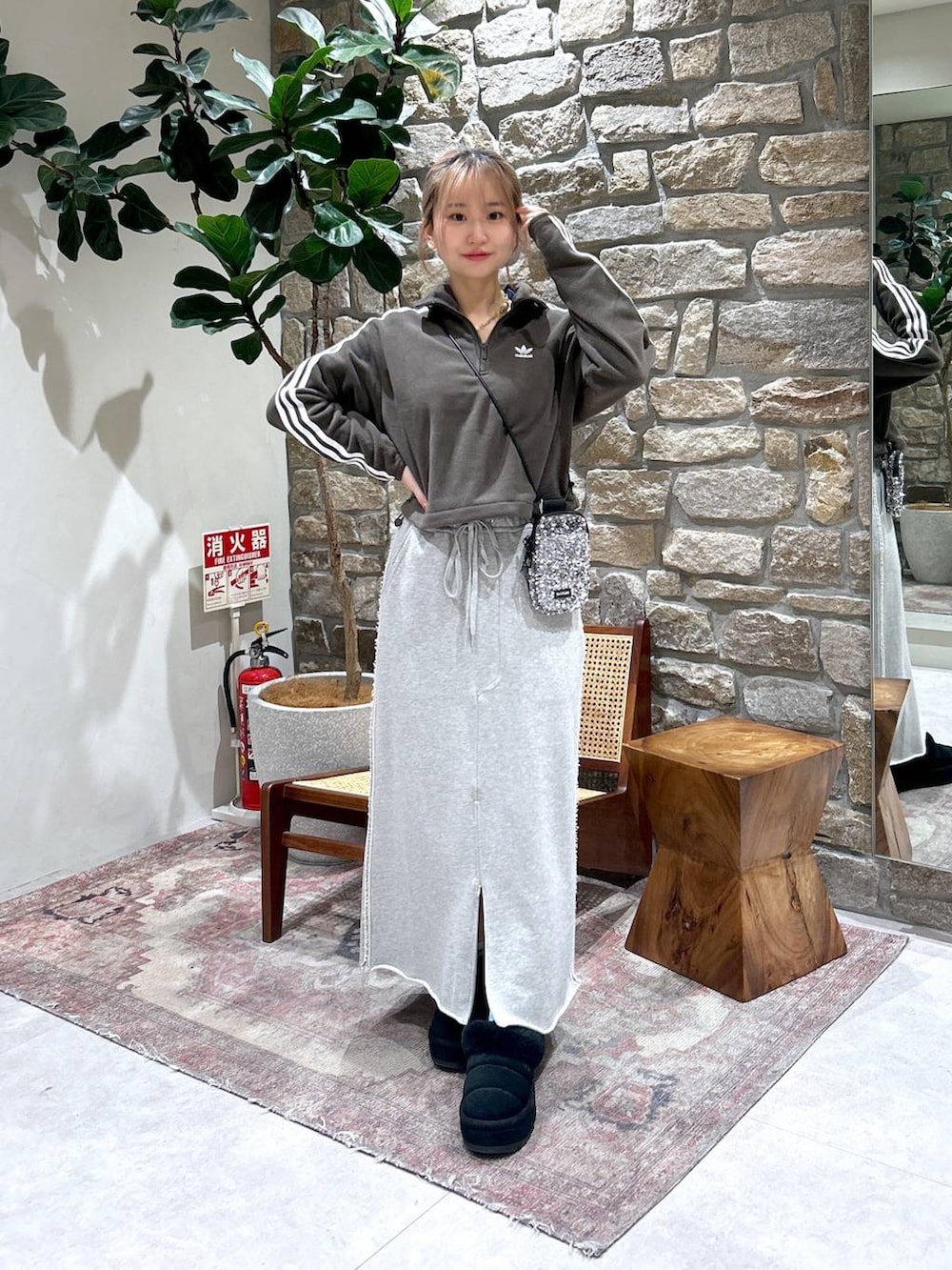 グレー系のショルダーバッグ、グリーン系のスウェットを着用したレディースの冬コーディネートの2枚目の写真