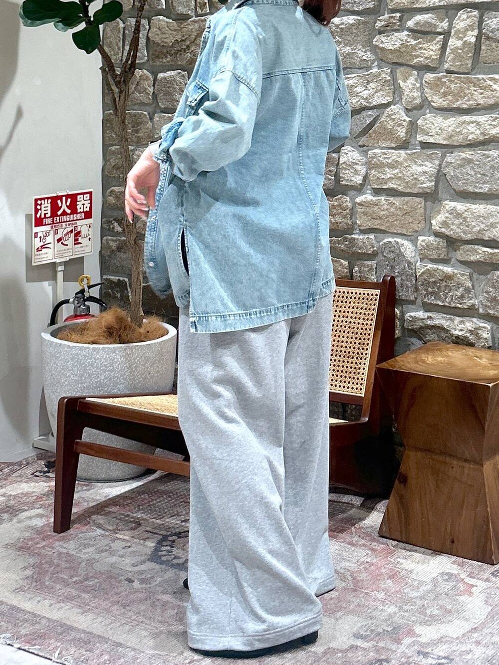 ブルー系のシャツ/ブラウス、グレー系のスウェットパンツ、ホワイト系のインナーウェア/肌着を着用したレディースの春コーディネートの3枚目の写真