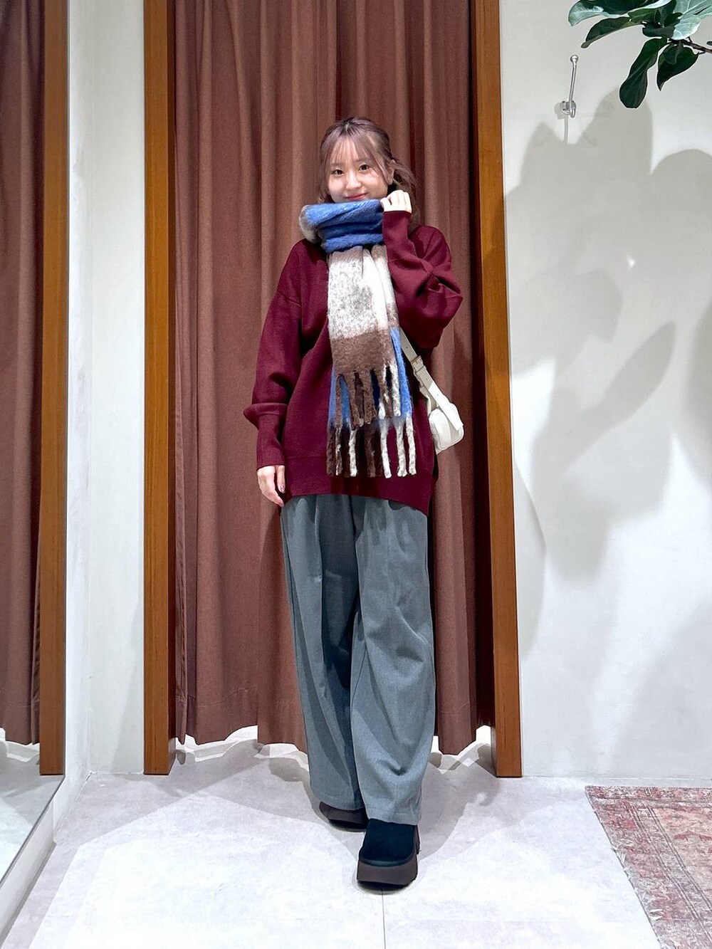 ホワイト系のハンドバッグ、レッド系のニット/セーター、グレー系のその他パンツを着用したレディースの秋コーディネートの3枚目の写真