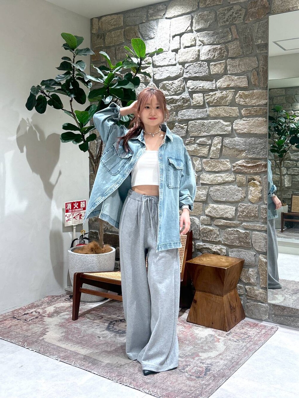 ブルー系のシャツ/ブラウス、グレー系のスウェットパンツ、ホワイト系のインナーウェア/肌着を着用したレディースの春コーディネートの2枚目の写真