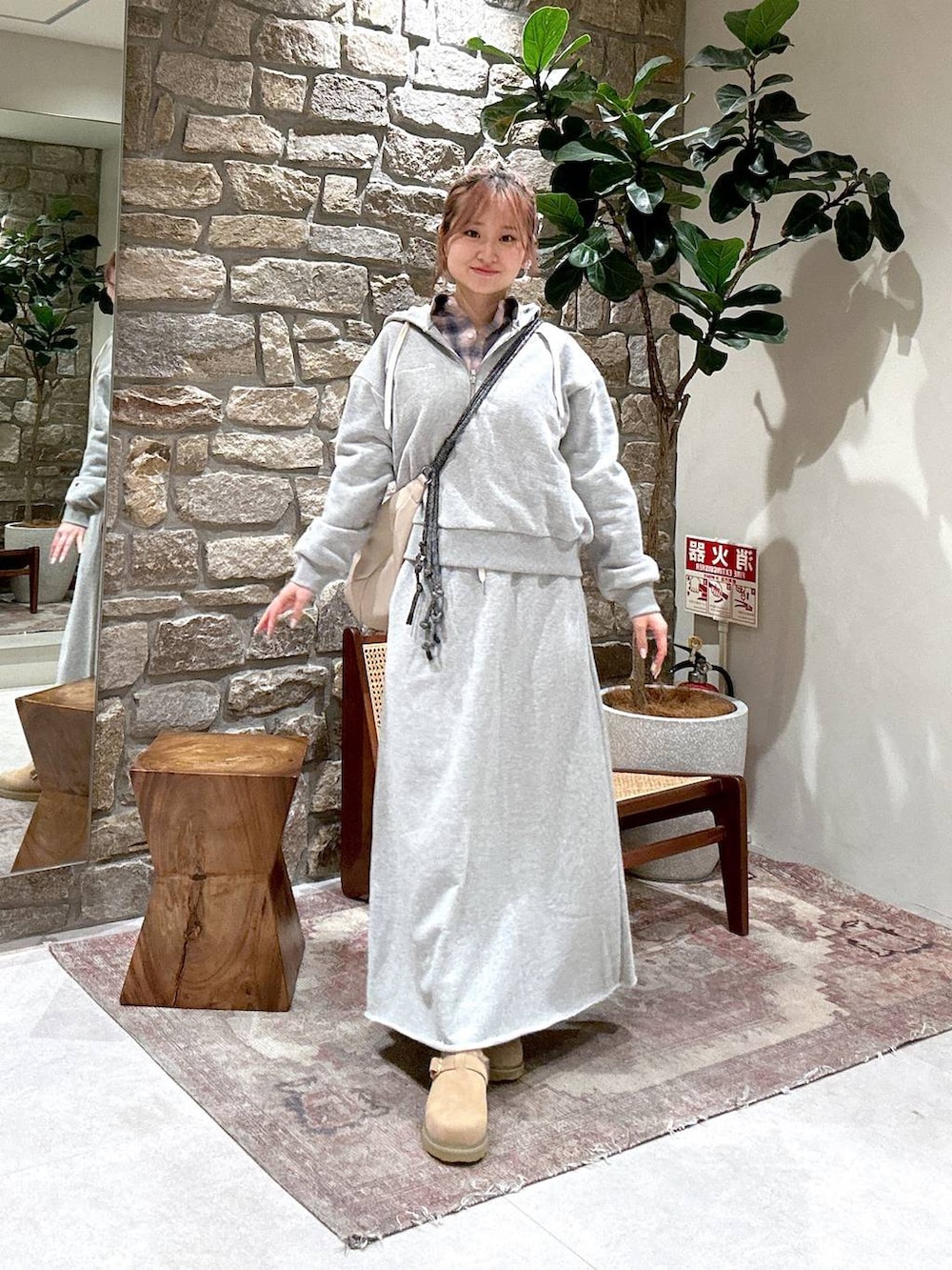 ベージュ系のショルダーバッグ、ピンク系のシャツ/ブラウス、グレー系のスカートを着用したレディースの冬コーディネートの2枚目の写真