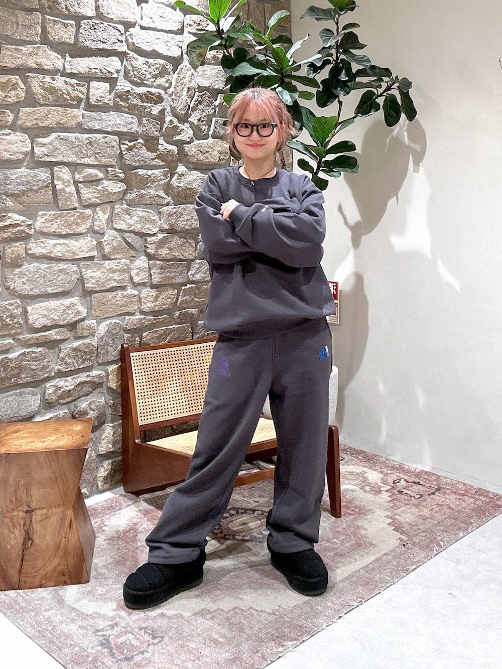 グレー系のスウェット、グレー系のスウェットパンツを着用したレディースの冬コーディネートの2枚目の写真