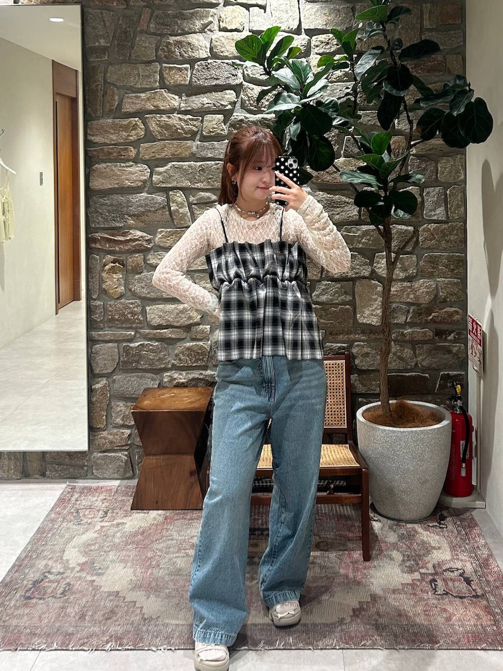 ブルー系のデニムパンツ、ホワイト系のTシャツ/カットソー、ブラック系のその他トップスを着用したレディースの夏コーディネートの2枚目の写真