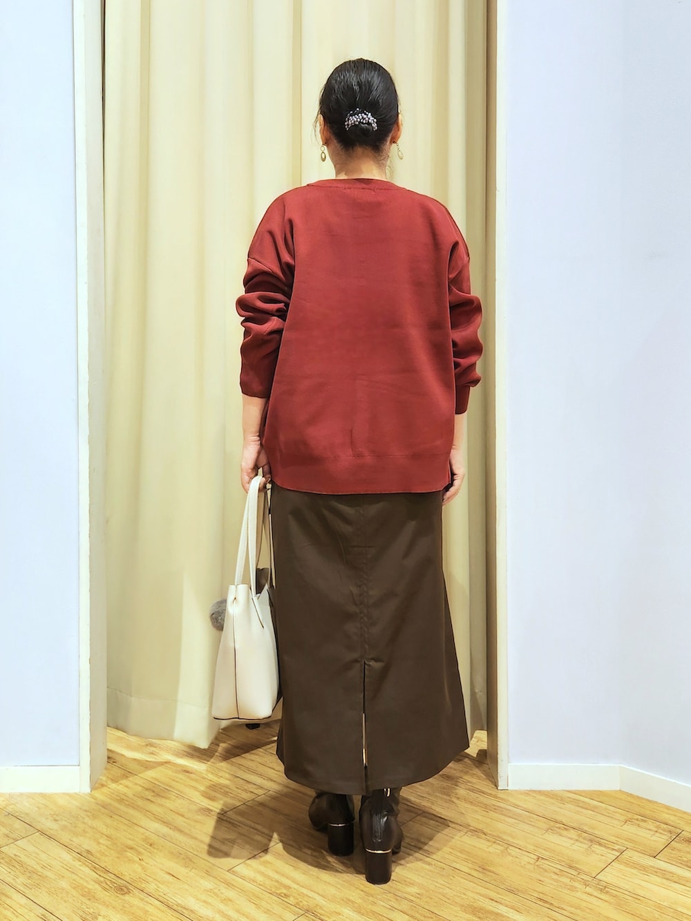 ホワイト系のTシャツ/カットソー、ブラウン系のブーツ、ブラウン系のスカートを着用したレディースの秋コーディネートの5枚目の写真