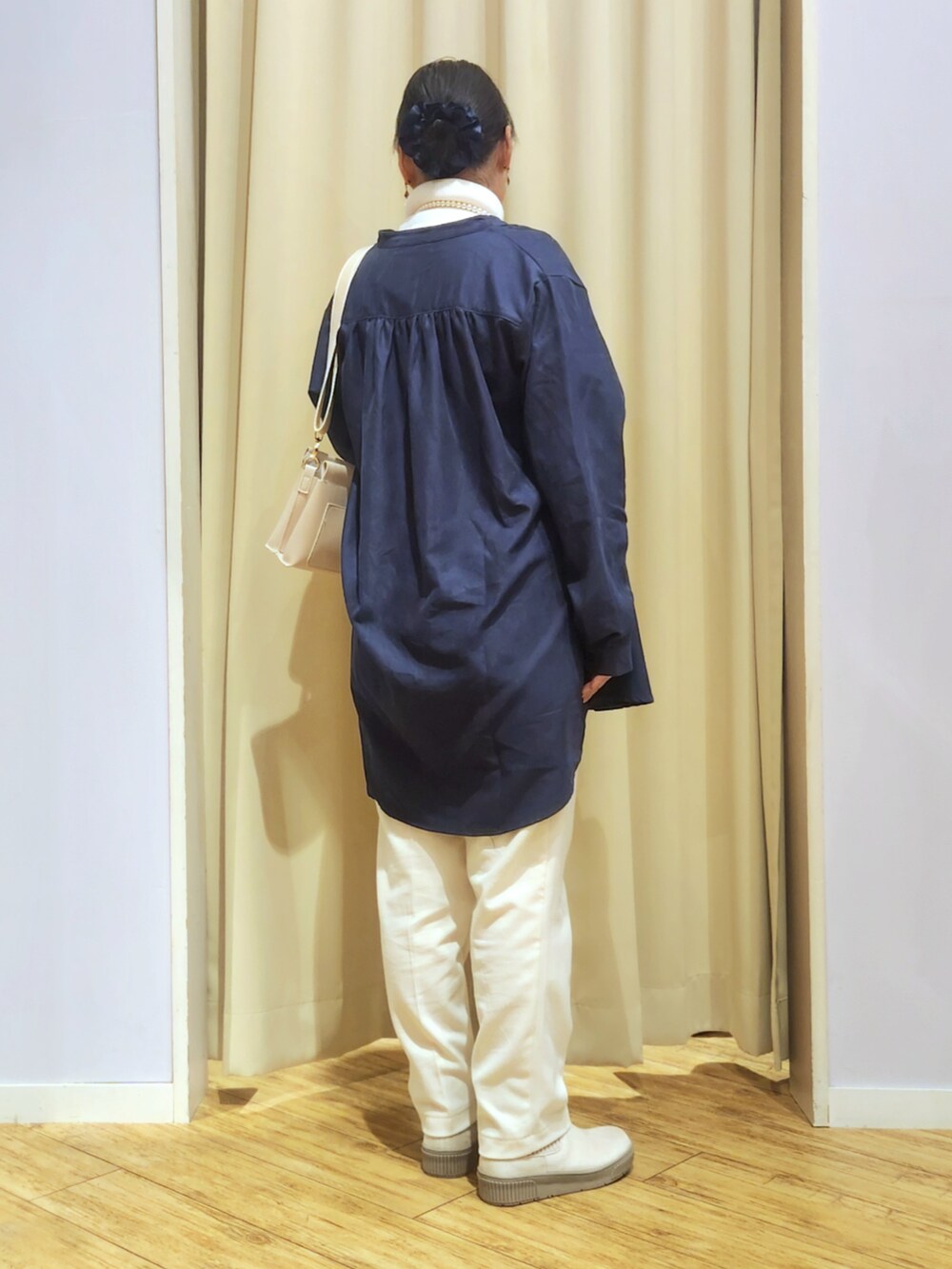 ホワイト系のその他パンツ、ホワイト系のニット/セーター、ホワイト系のブーツを着用したレディースの冬コーディネートの3枚目の写真