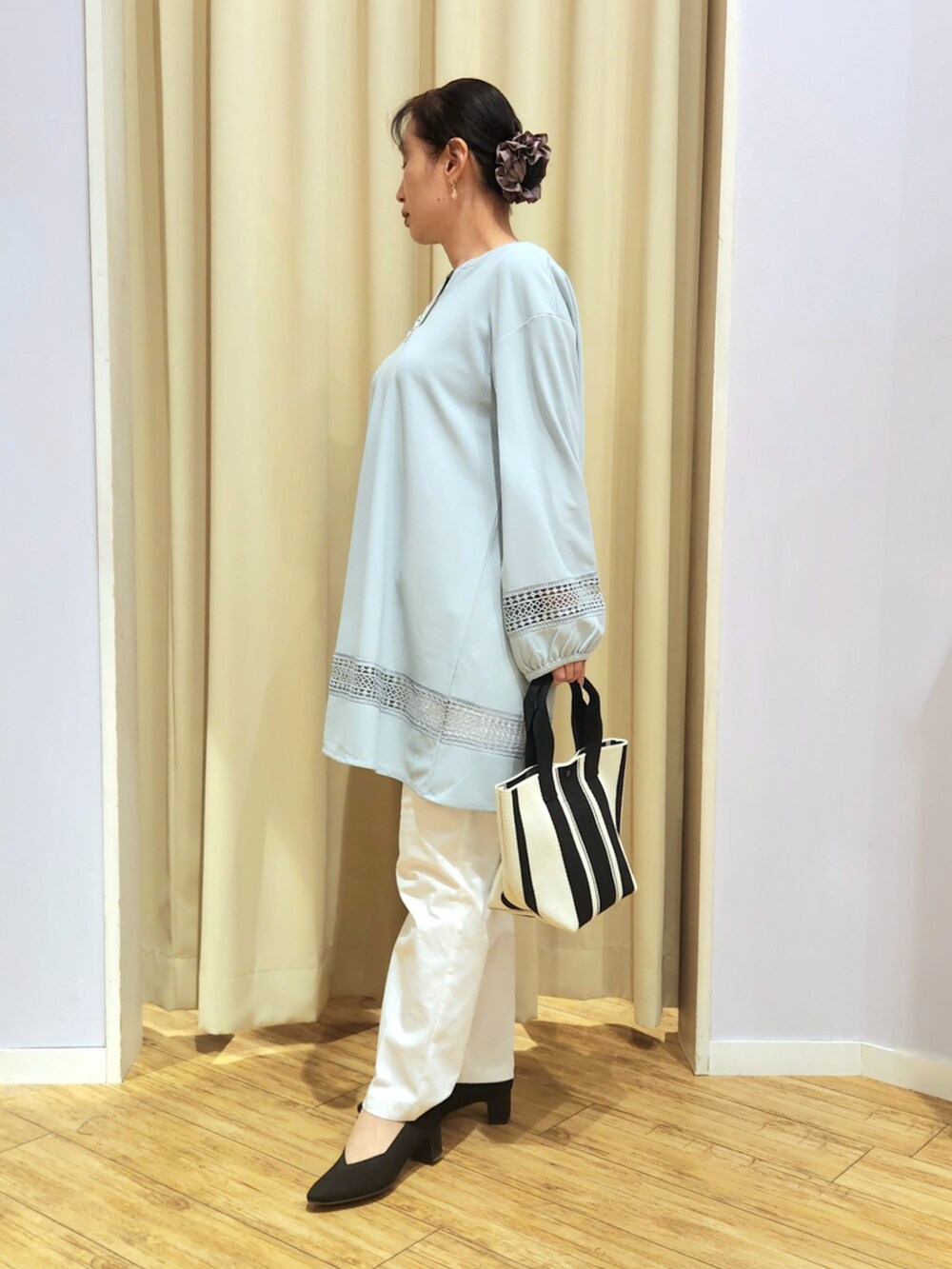 ブラック系のパンプス、ホワイト系のその他パンツ、ブラック系のトートバッグを着用したレディースの春コーディネートの3枚目の写真