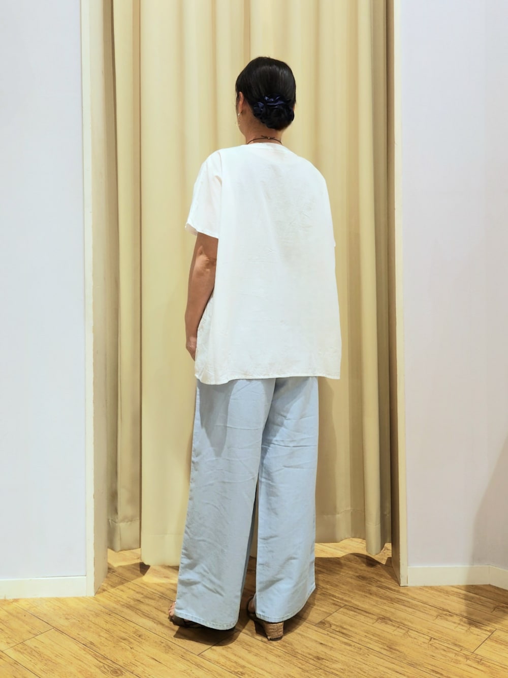 ブラウン系のサンダル、ホワイト系のシャツ/ブラウス、ブルー系のデニムパンツを着用したレディースの春コーディネートの4枚目の写真