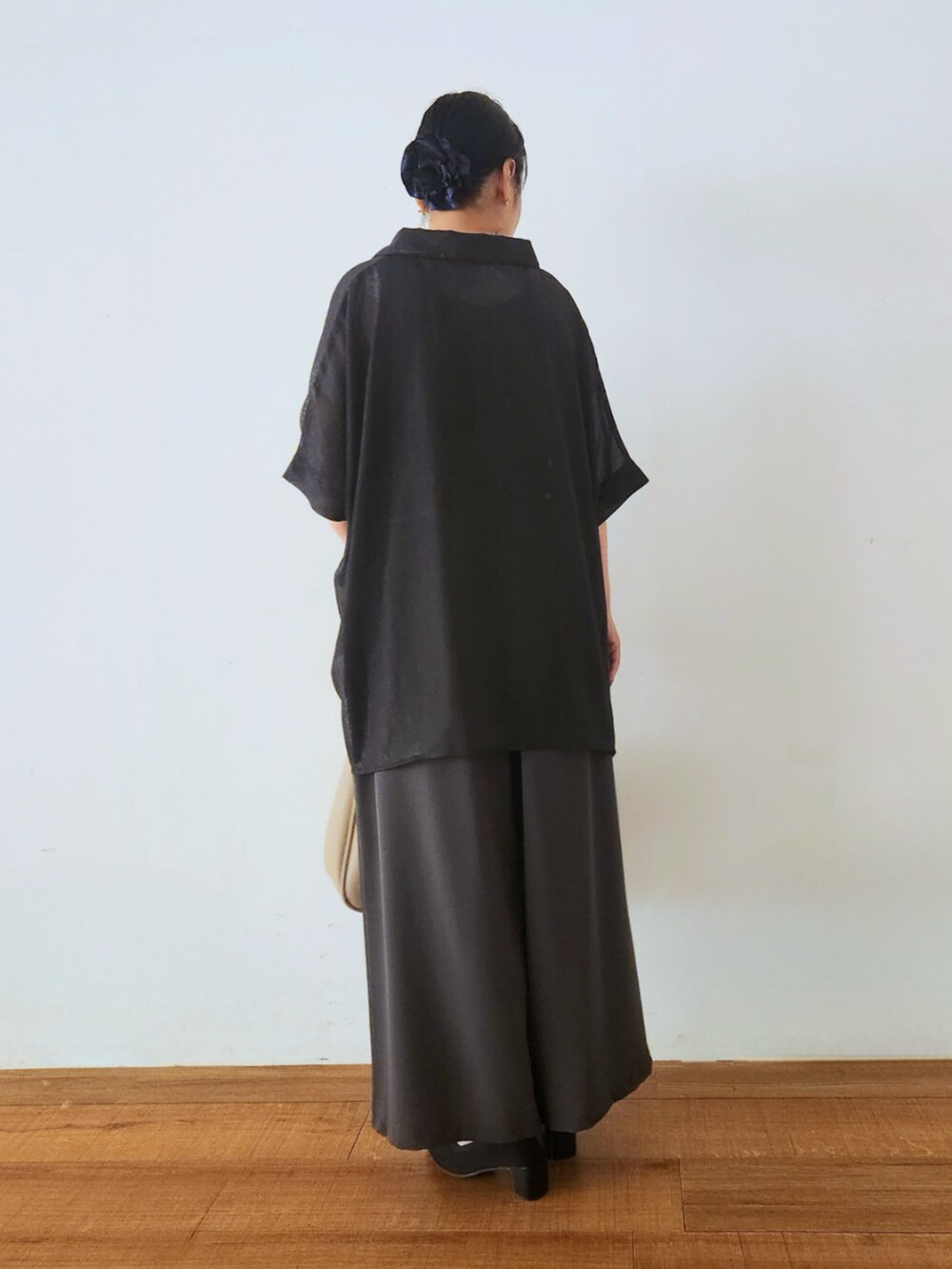 ブラック系のパンプス、ブラック系のタンクトップ、ブラック系のシャツ/ブラウスを着用したレディースの夏コーディネートの3枚目の写真