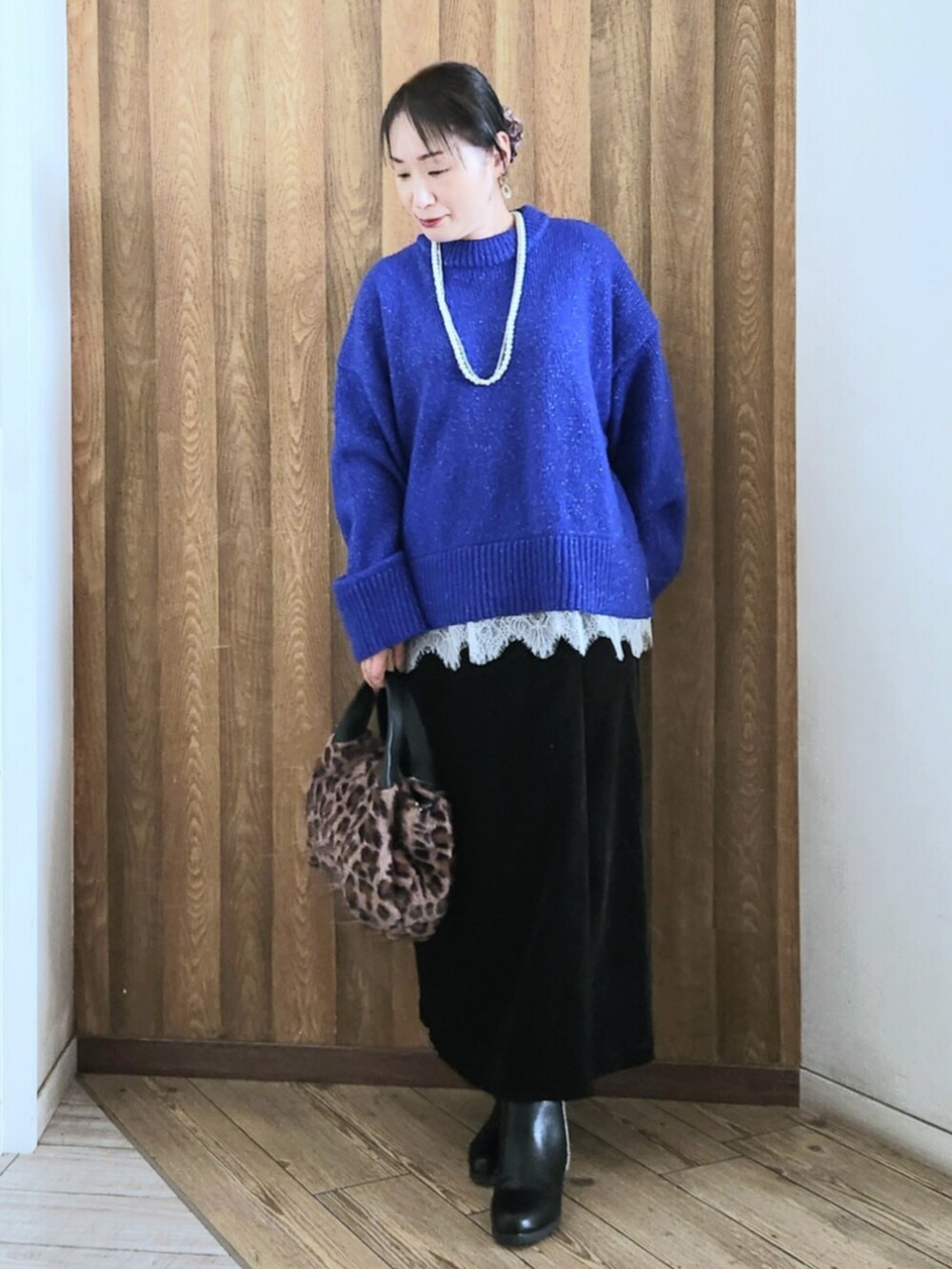 ブラック系のブーツ、ブラウン系のテーラードジャケット、ブラウン系のトートバッグを着用したレディースの秋コーディネートの4枚目の写真