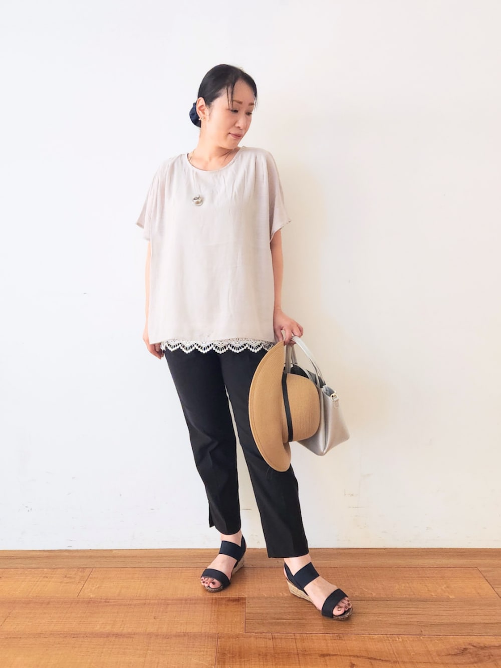 シルバー系のトートバッグ、ブラック系のサンダル、ブラック系のその他パンツを着用したレディースの夏コーディネートの4枚目の写真