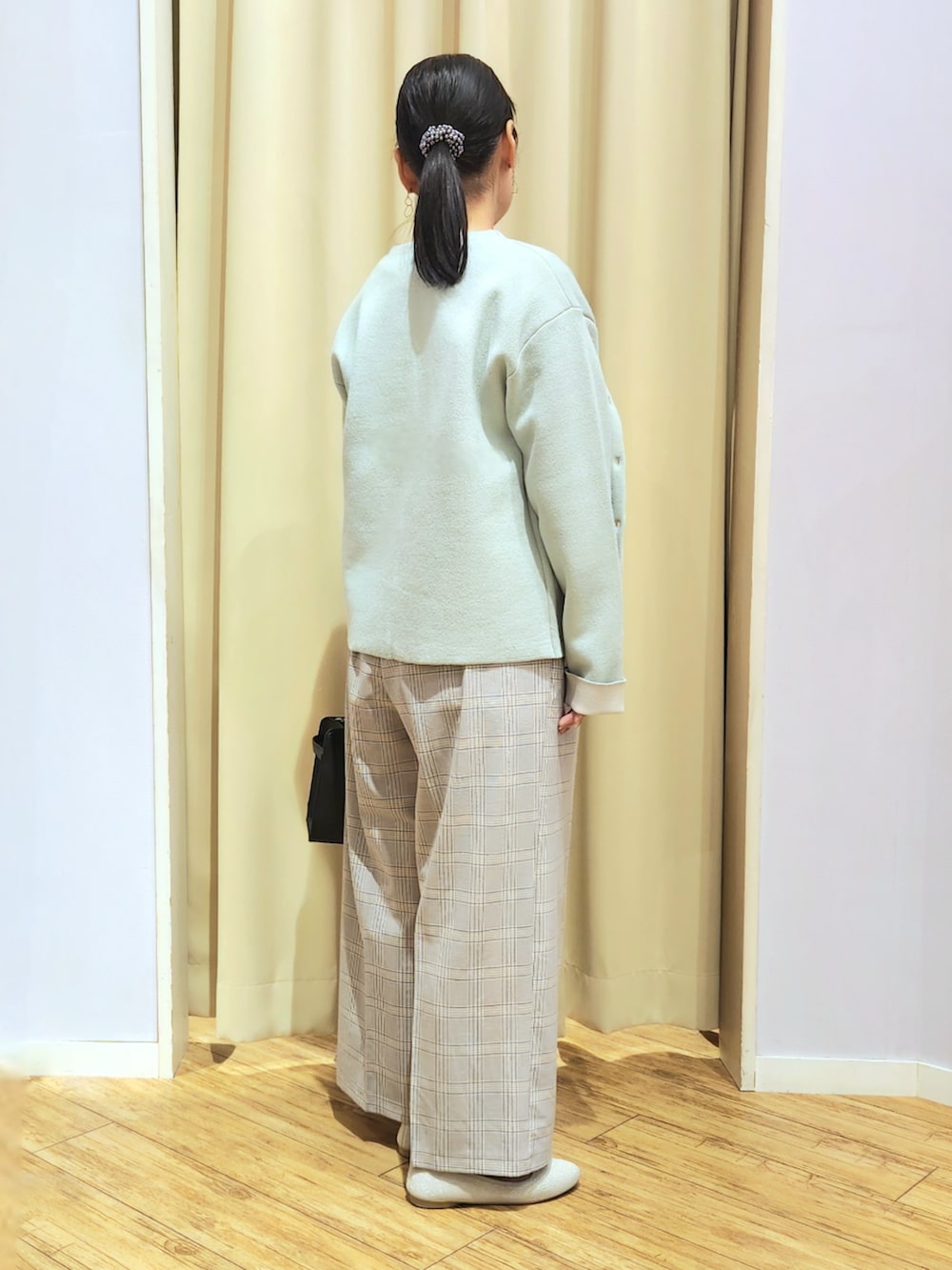 ブルー系のその他パンツ、ベージュ系のパンプス、ブラック系のショルダーバッグを着用したレディースの冬コーディネートの4枚目の写真