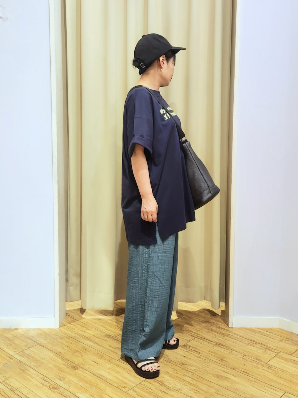 ブラック系のサンダル、グレー系のショルダーバッグ、ブルー系のTシャツ/カットソーを着用した夏コーディネートの3枚目の写真