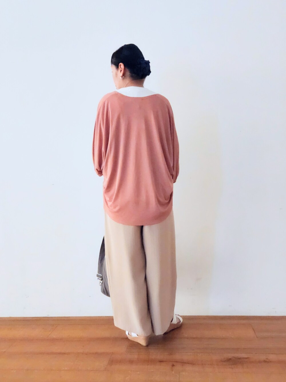 ホワイト系のサンダル、ピンク系のカーディガン/ボレロ、ベージュ系のその他パンツを着用したレディースの夏コーディネートの5枚目の写真