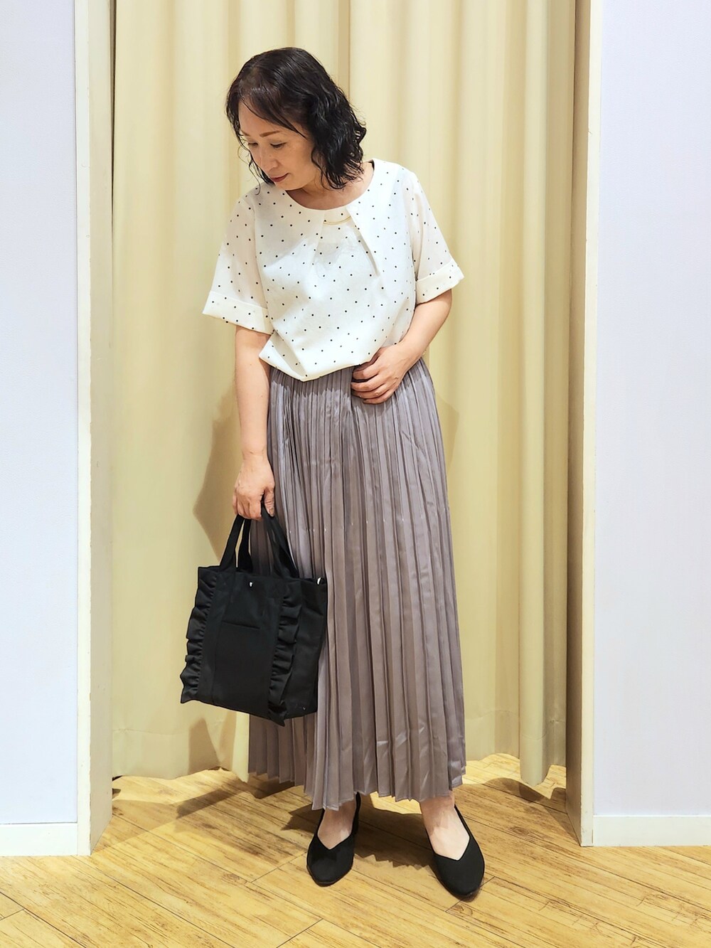 ホワイト系のシャツ/ブラウス、ブラウン系のスカート、ブラック系のパンプスを着用したレディースの夏コーディネートの2枚目の写真