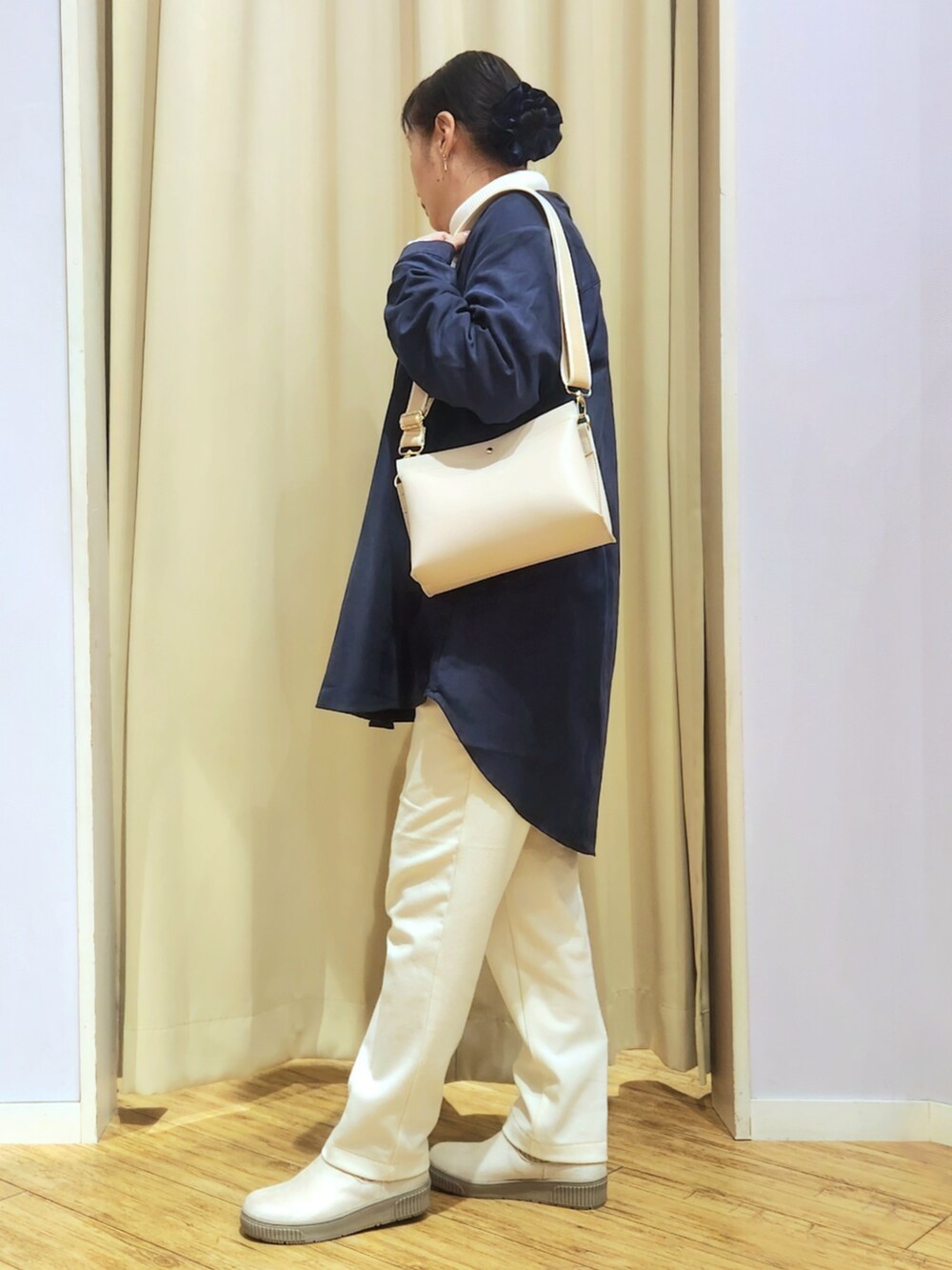 ホワイト系のその他パンツ、ホワイト系のニット/セーター、ホワイト系のブーツを着用したレディースの冬コーディネートの2枚目の写真