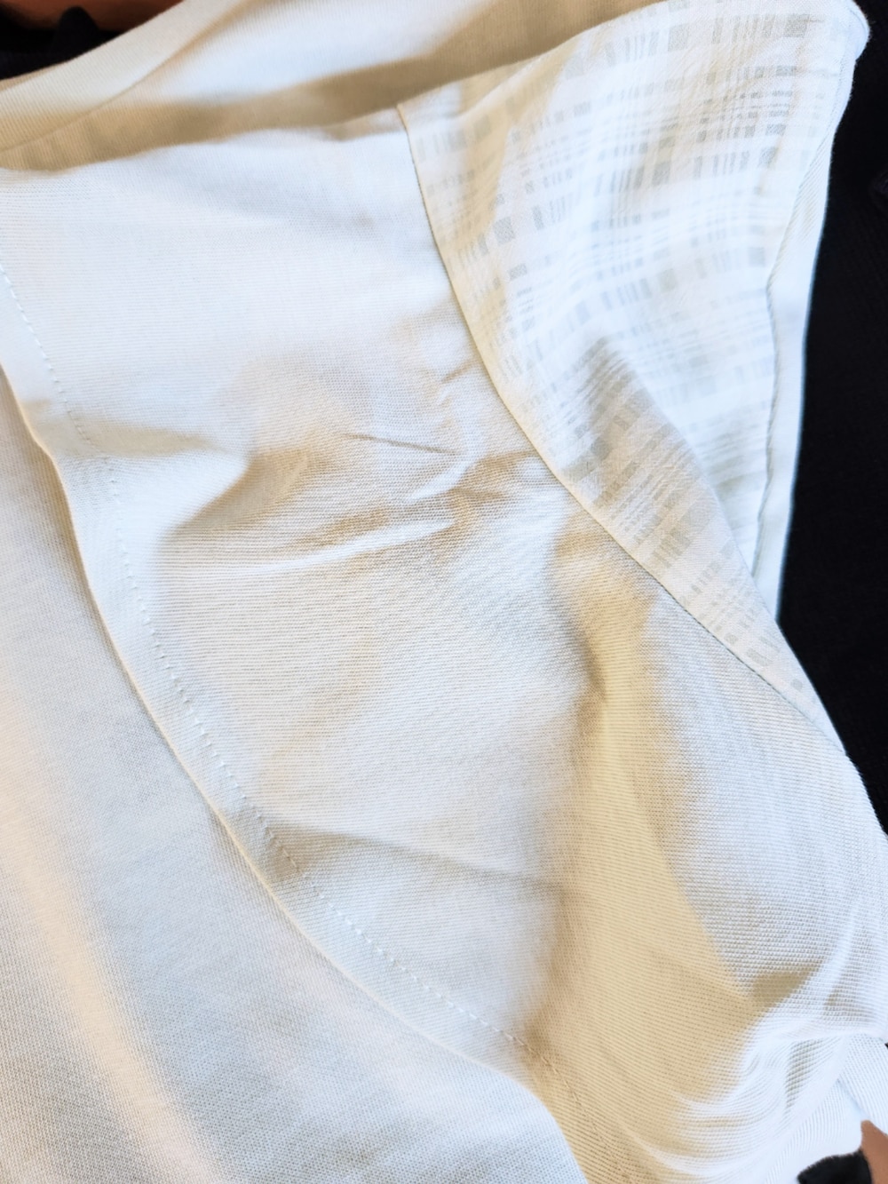 ホワイト系のスカート、ゴールド系のサンダル、ベージュ系のトートバッグを着用したレディースの夏コーディネートの4枚目の写真