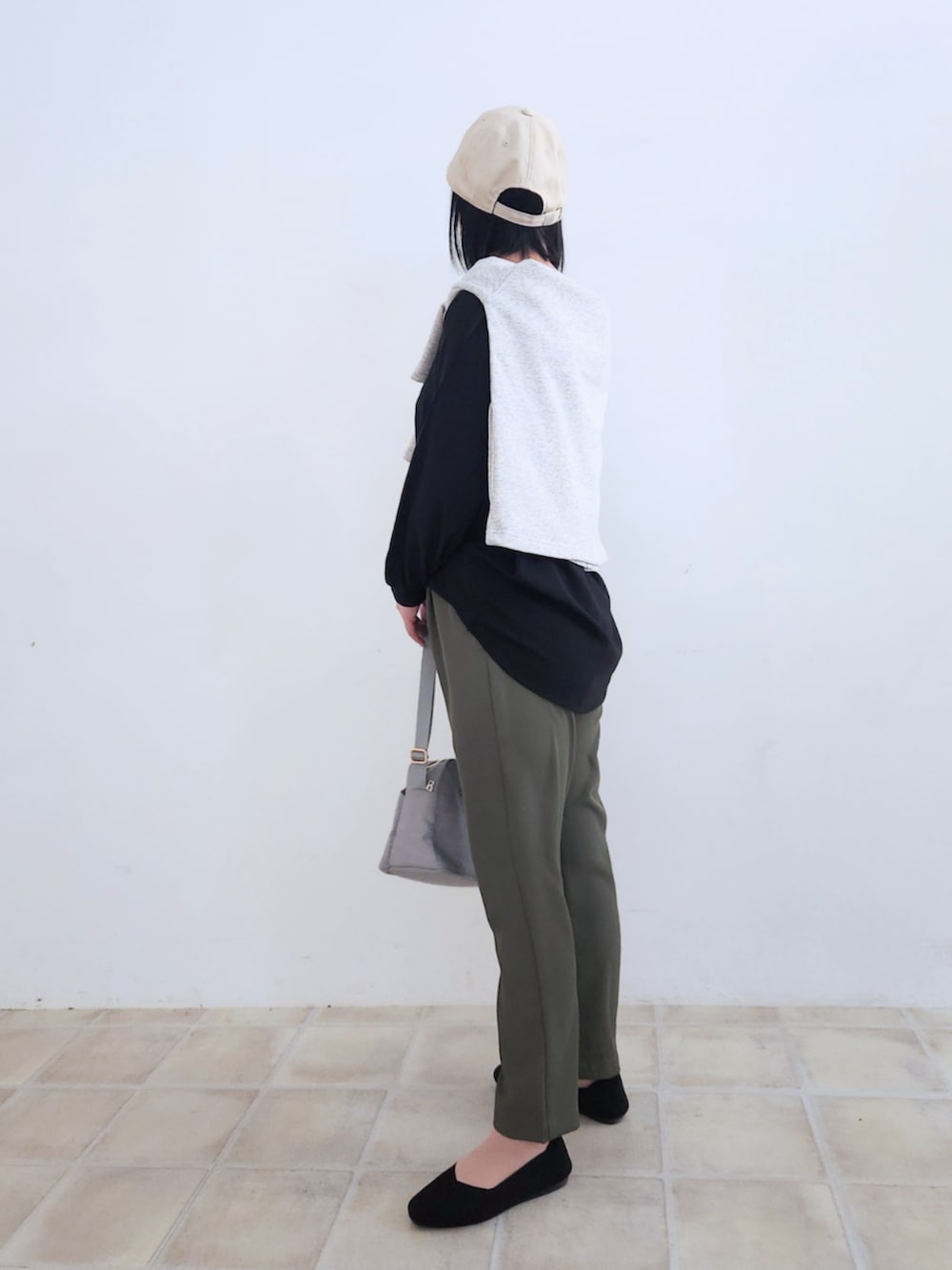 シルバー系のその他シューズ、グレー系のカーディガン/ボレロ、グリーン系のその他パンツを着用したレディースの春コーディネートの2枚目の写真