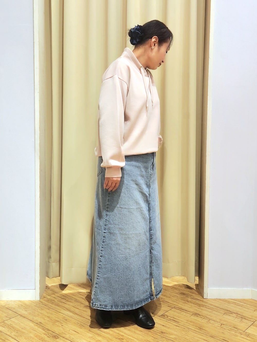 ブルー系のデニムスカート、ベージュ系のショルダーバッグ、ピンク系のTシャツ/カットソーを着用したレディースの冬コーディネートの2枚目の写真