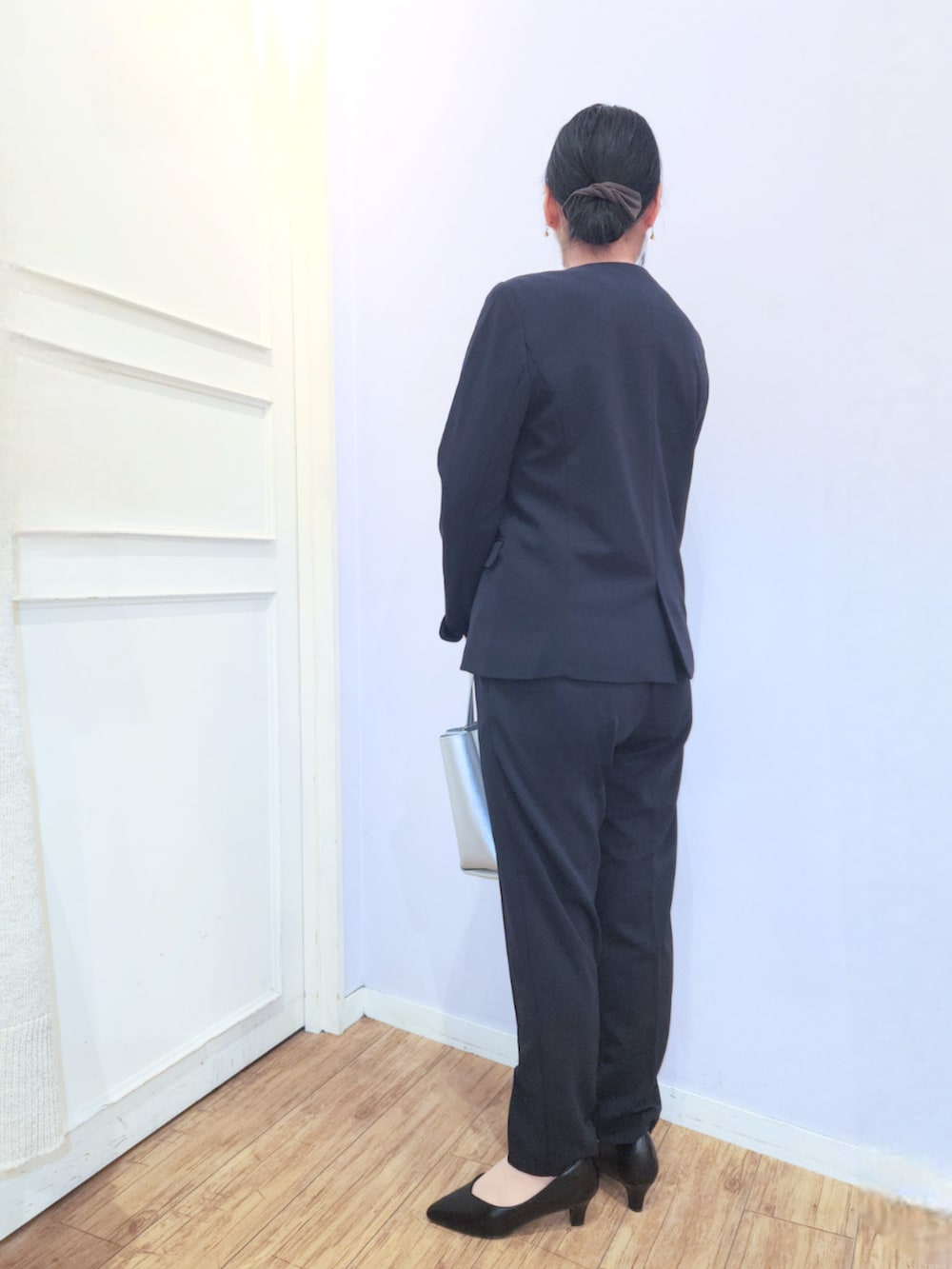 ブラック系のパンプス、グレー系のシャツ/ブラウス、ブラック系のノーカラージャケットを着用したレディースの冬コーディネートの3枚目の写真