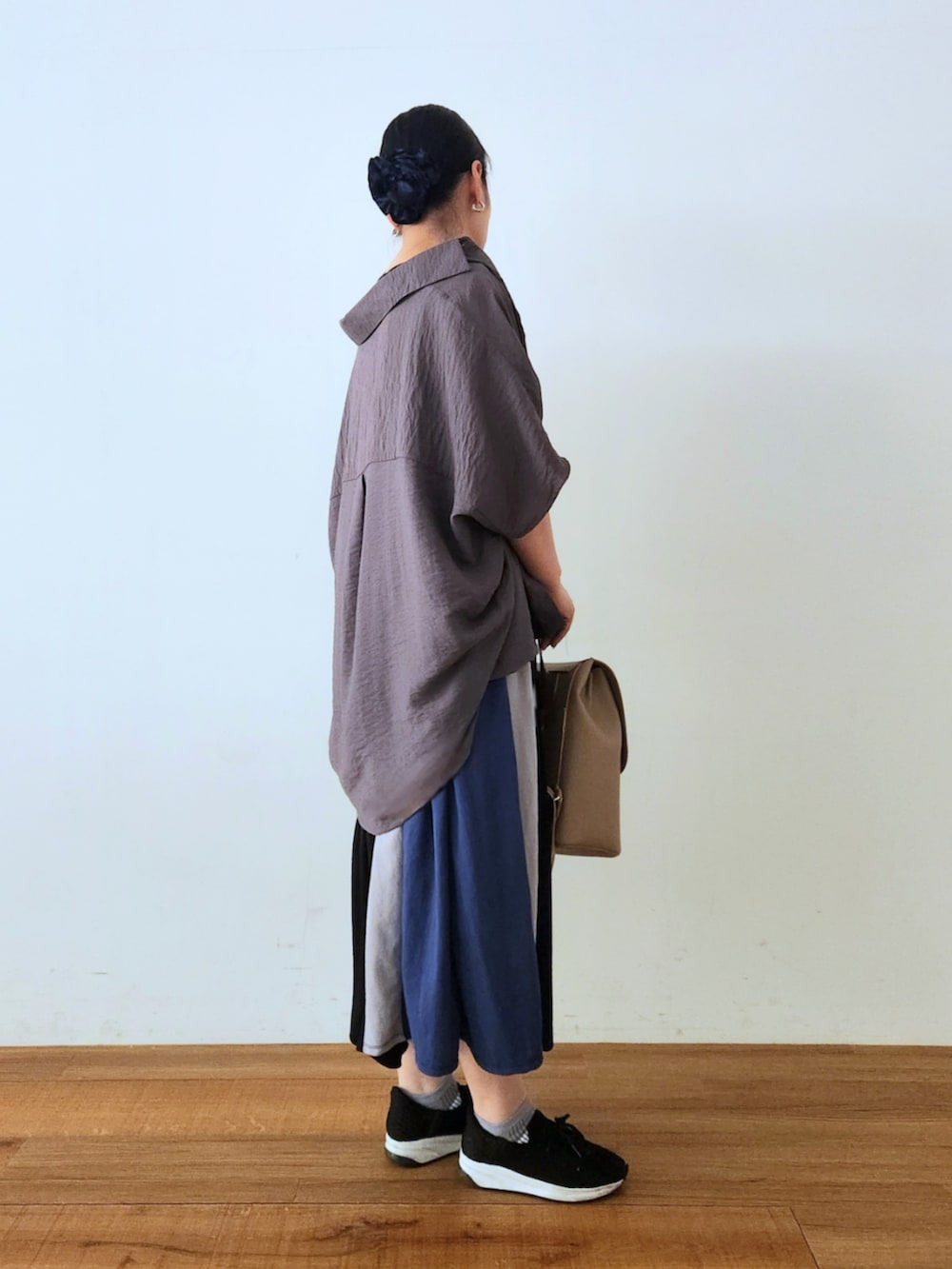 ブラック系のスニーカー、ブラウン系のシャツ/ブラウス、ブラック系のワンピースを着用したレディースの夏コーディネートの2枚目の写真