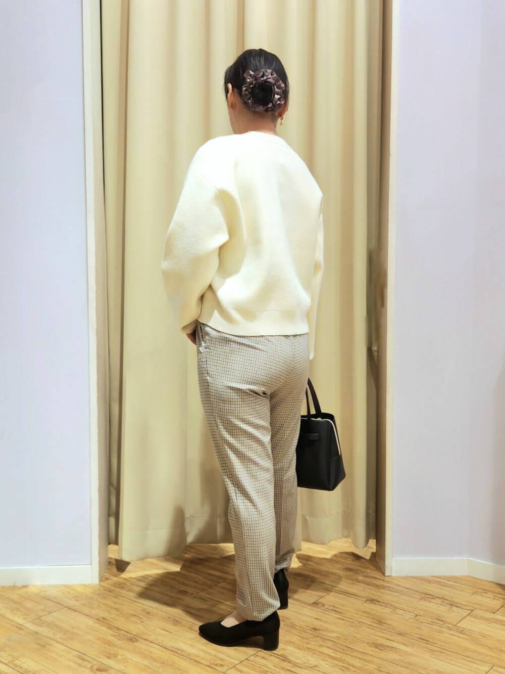 ブラック系のパンプス、ベージュ系のその他パンツ、ブラック系のトートバッグを着用したレディースの冬コーディネートの3枚目の写真