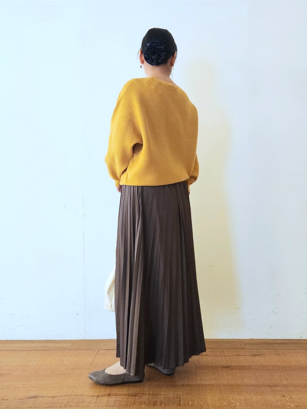 ブラウン系のその他シューズ、ベージュ系のトートバッグ、ブラウン系のスカートを着用したレディースの秋コーディネートの3枚目の写真